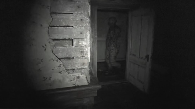 Resident Evil 8 enemies door zombie